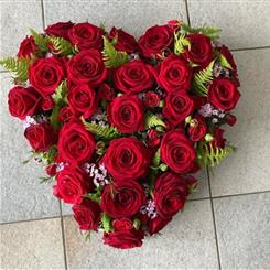 Simple red rose heart